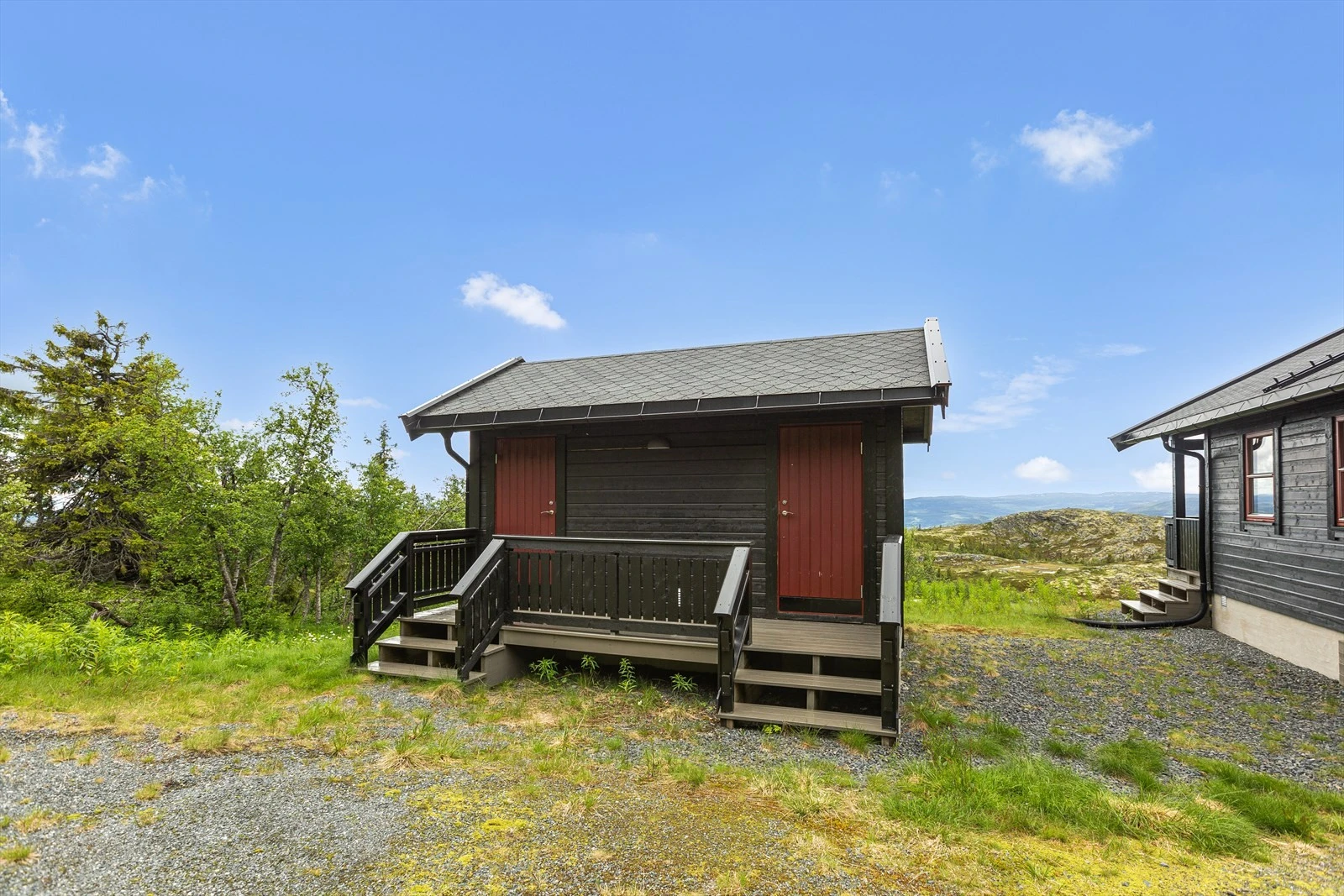 På tunet er det et praktisk uthus med to boder. Her er det god plass til ved og redskap, samt til ski, truger, akebrett ol. Galleribilde