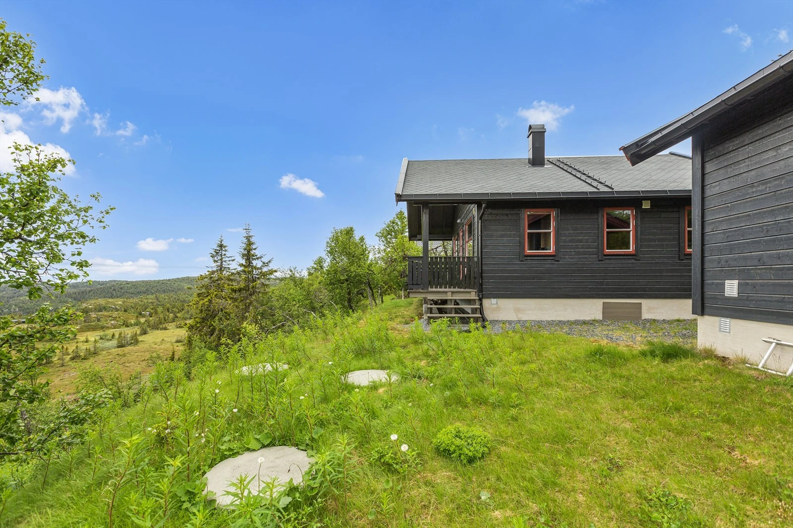 Med innlagt strøm, vann og avløp, kan store og små bruke tiden sammen i stille og rolige omgivelser med en god bok, eller ha noen opplevelsesrike timer ut i frisk natur. Galleribilde
