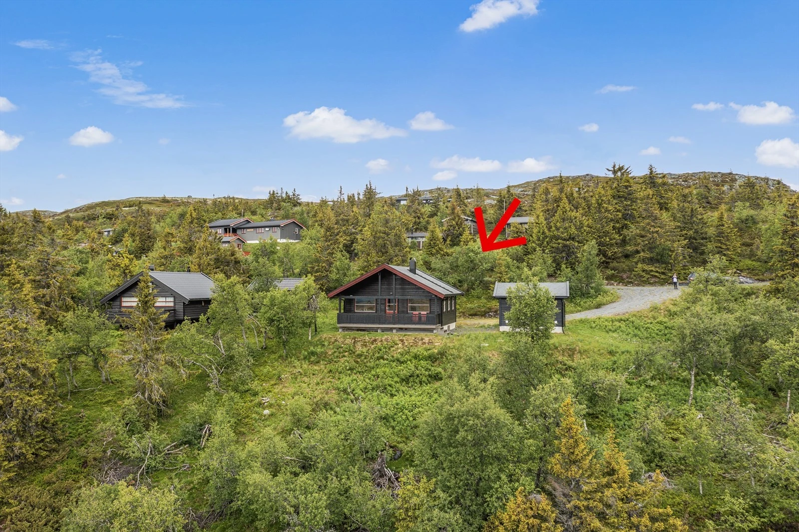 Hytta ligger på et flatere platå i hellende terreng så her er det gøyale akebakker vinterstid, og ikke minst, kun få meter til oppkjørte skiløyper. Galleribilde