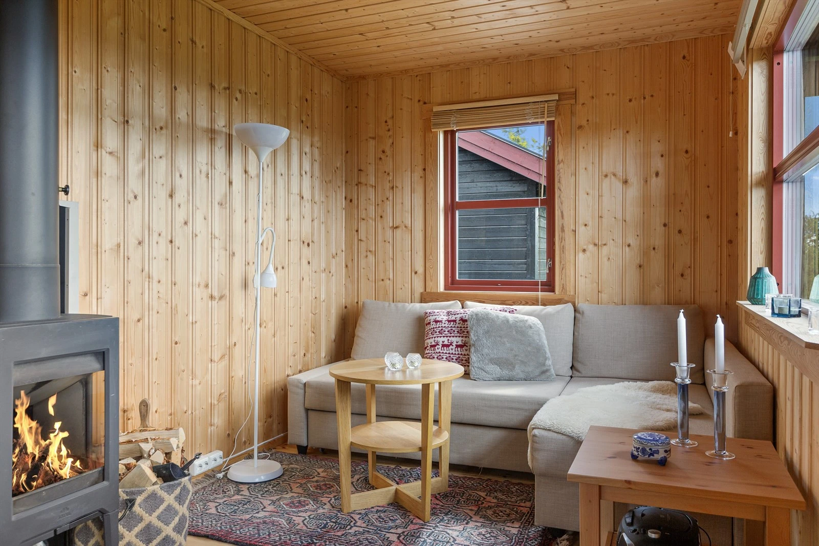 Det er åpen løsning mellom stue og kjøkken, noe som gjør det ekstra lyst og sosialt. Det godt med vinduer og terrassedør med glassfelt, slik at en enkelt kan nyte den flotte utsikten utover området. Galleribilde