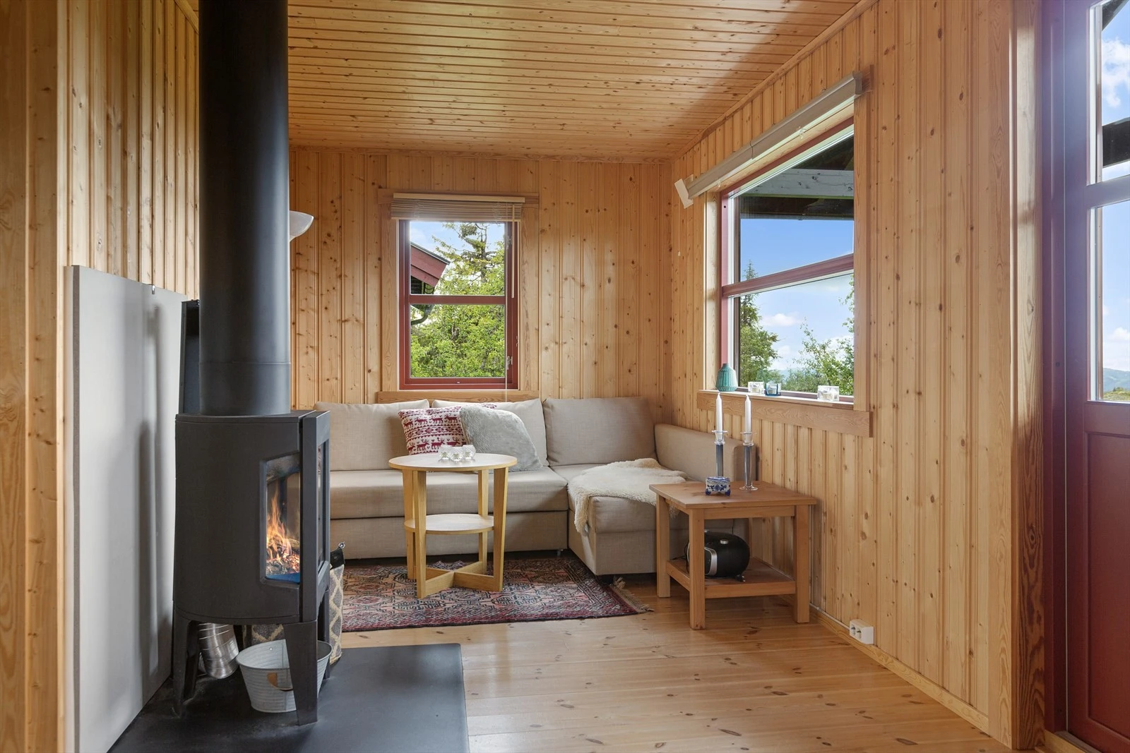 Hytta er 50 kvm., og praktisk innredet med alt du trenger. Galleribilde