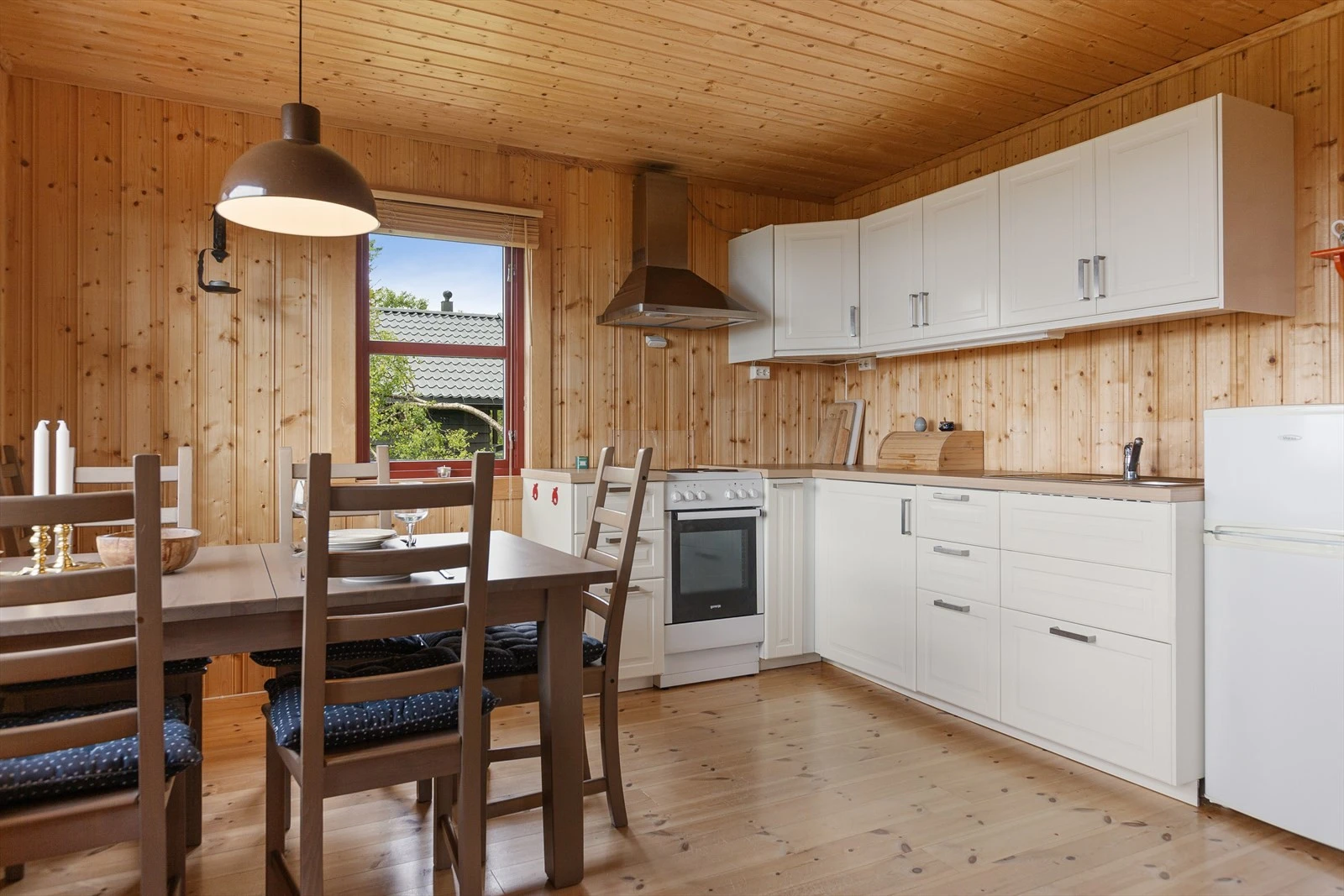 På kjøkkenet er det fin plass til spisegruppe nær vinduet. Galleribilde