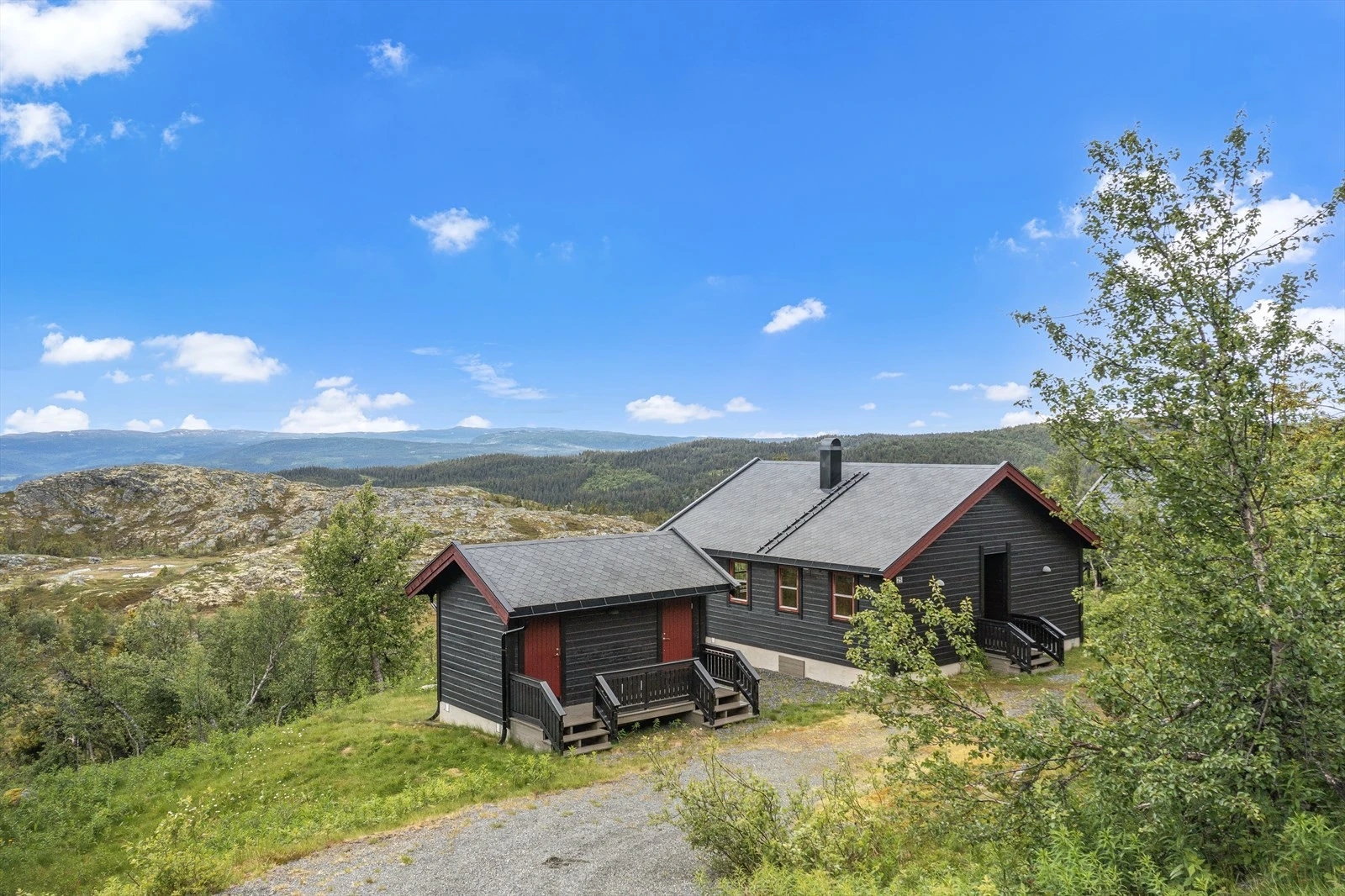 Det er sommervei med parkering ved hytta, mens en vinterstid starter hytteturen med en liten skitur, eller kanskje benytter seg av mulighetene for snøscootertransport inn til hytta. Galleribilde