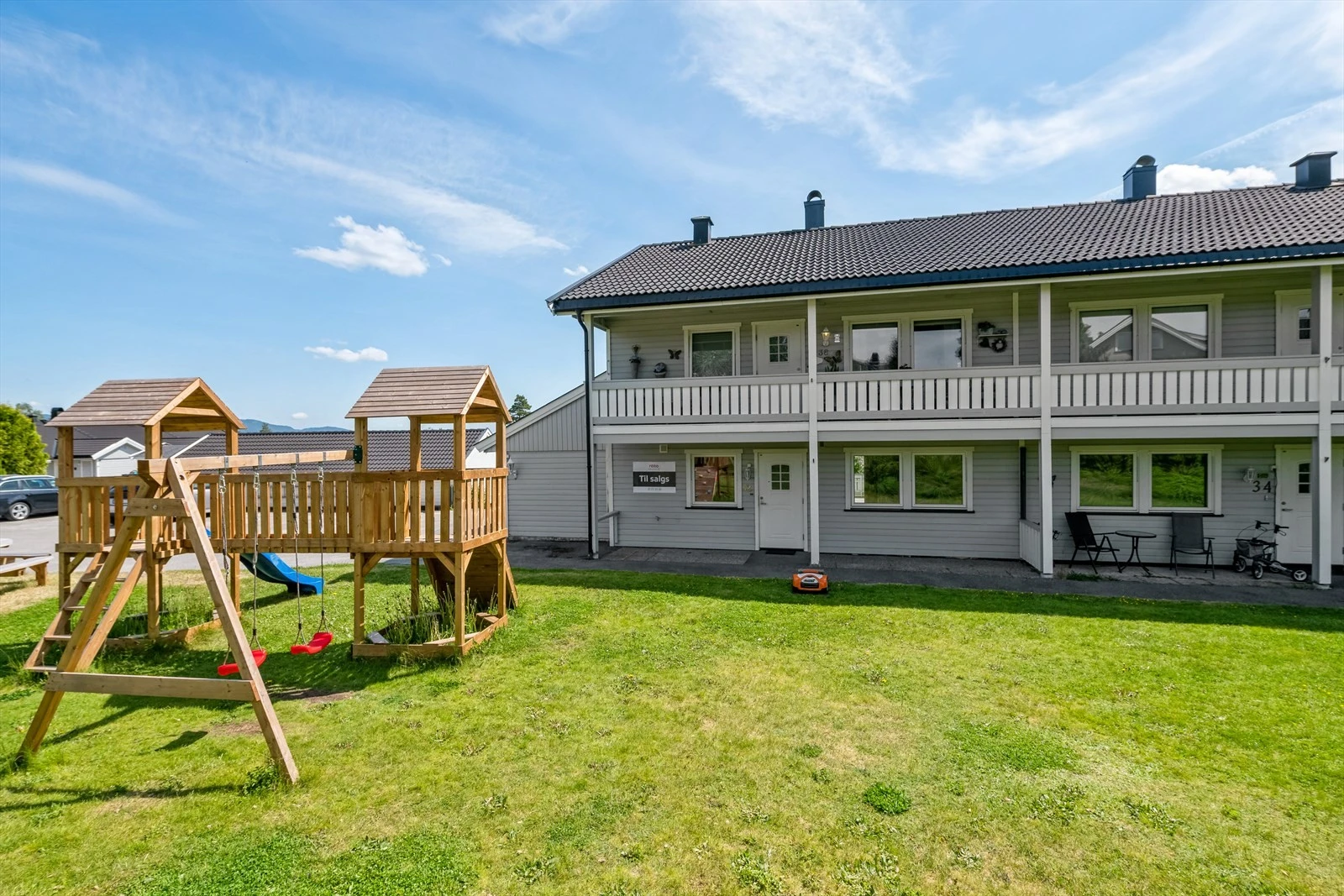 Arealene er pent opparbeidet med grøntarealer med sittegrupper, lekeplass, plener og beplantning, og er et flott sted å tilbringe tid med familie og venner.