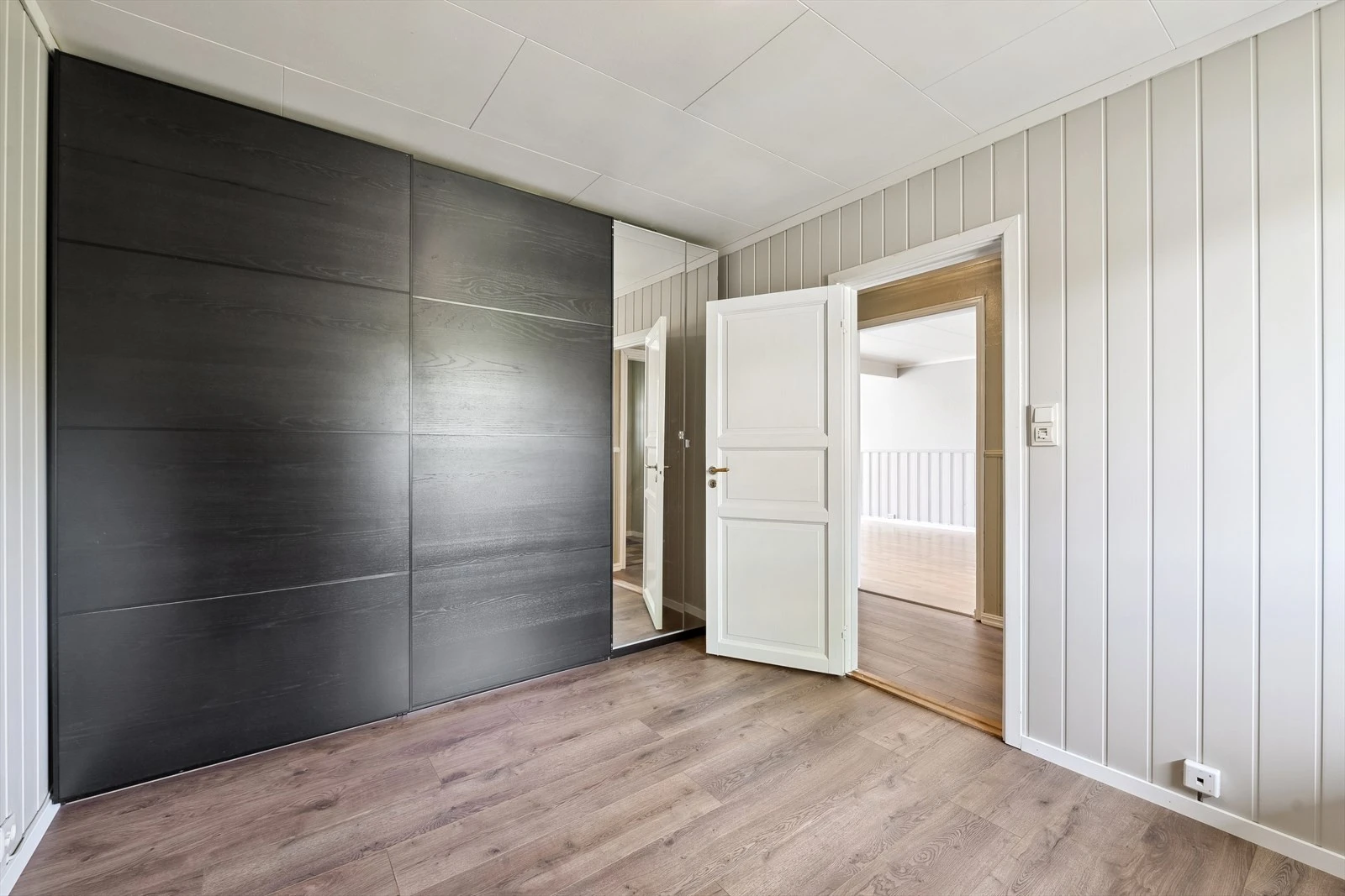 Soverom 1 - Stort soverom med god plass til dobbeltseng og innebygd skyvedørs garderobe.