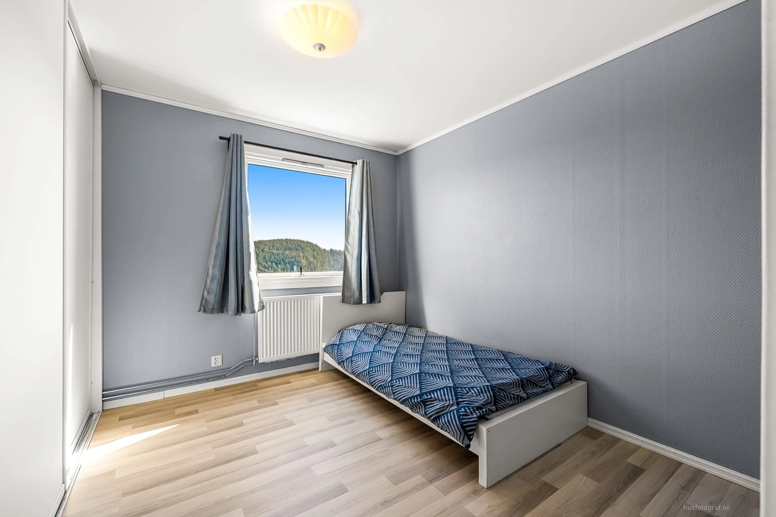 Soverom 2 med god plass til dobbeltseng og stor garderobe.