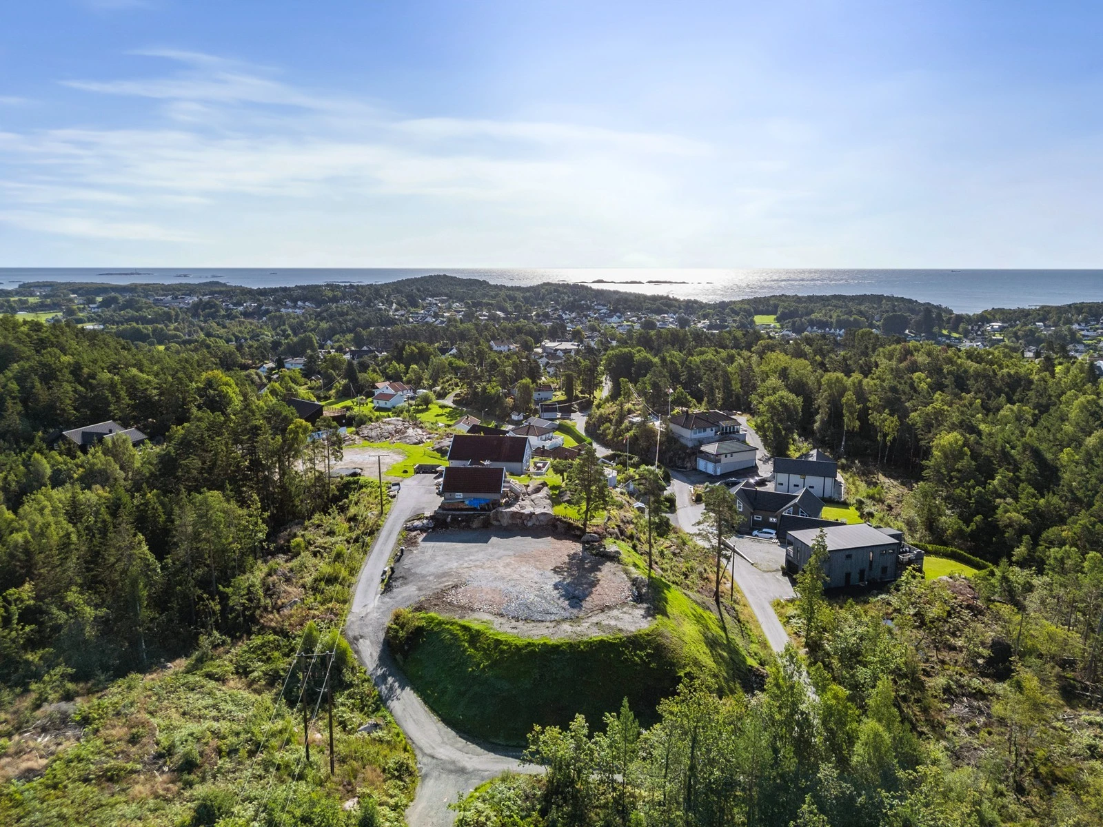Tomten ligger høyt og fritt med gode solforhold og utsikt til sjøen. Galleribilde