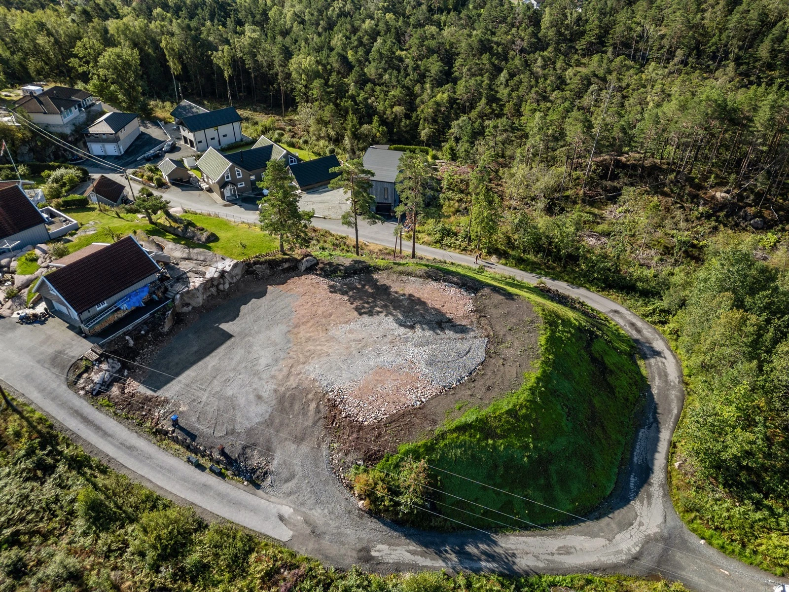 Liaveien er et veletablert boligfelt, sentralt beliggenhet på Fevik. Galleribilde
