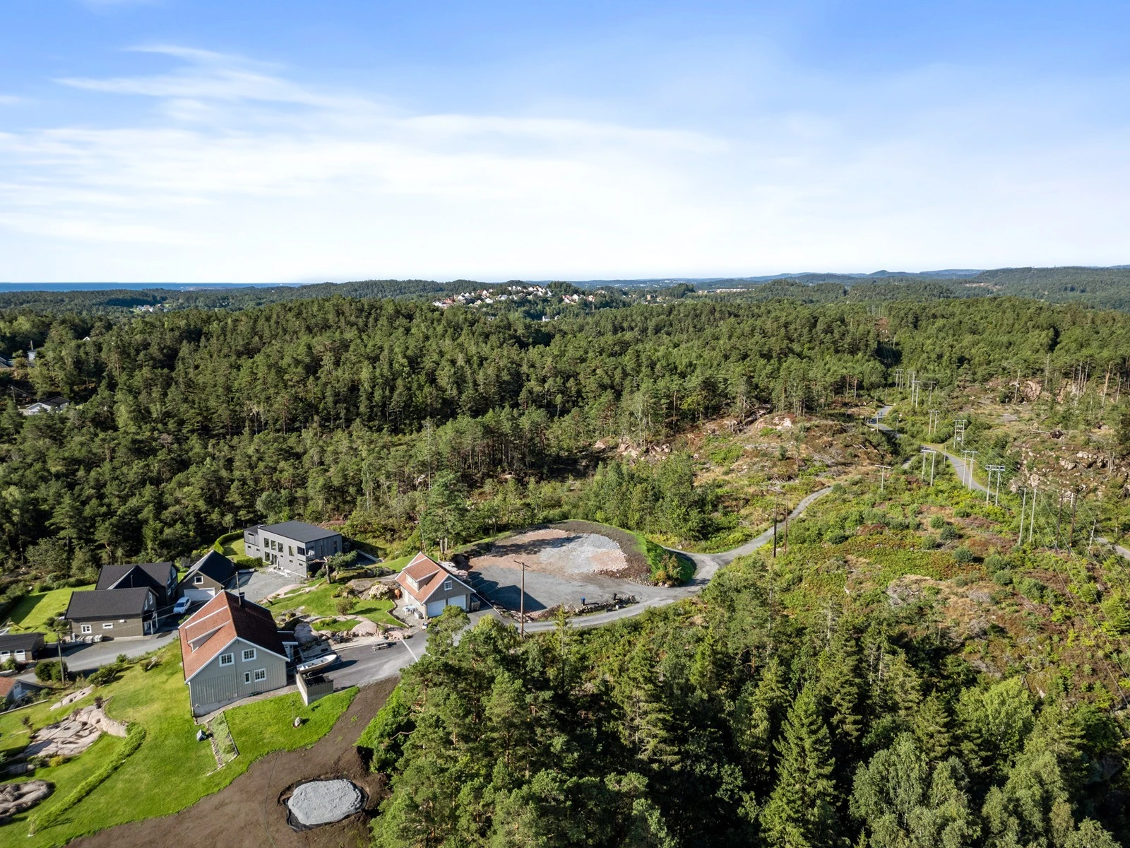 Tomtene grenser til friområde og videre til Lysløypa på Fevik. Galleribilde