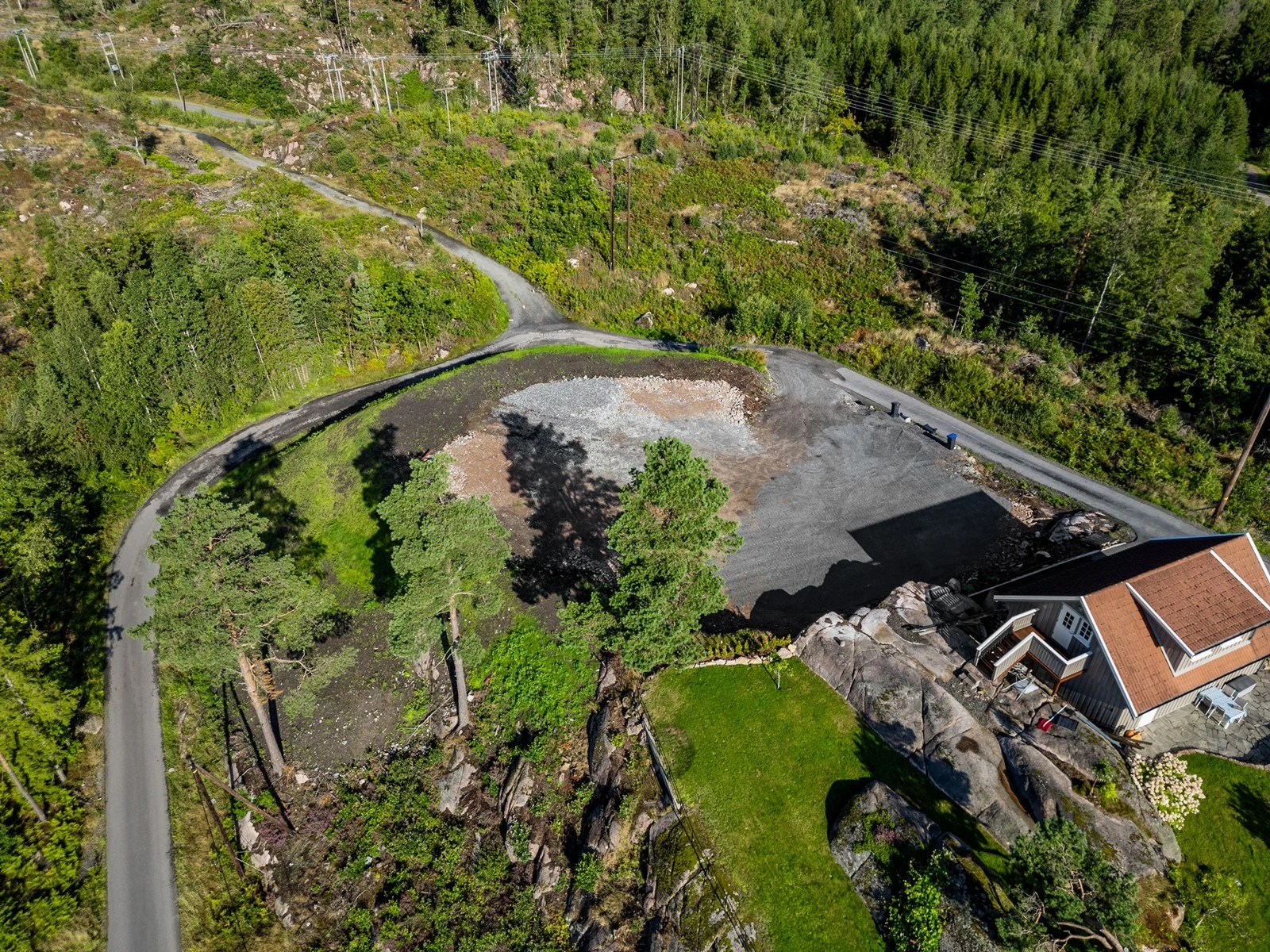 Tomtene grenser til friområde og videre til Lysløypa på Fevik. Galleribilde