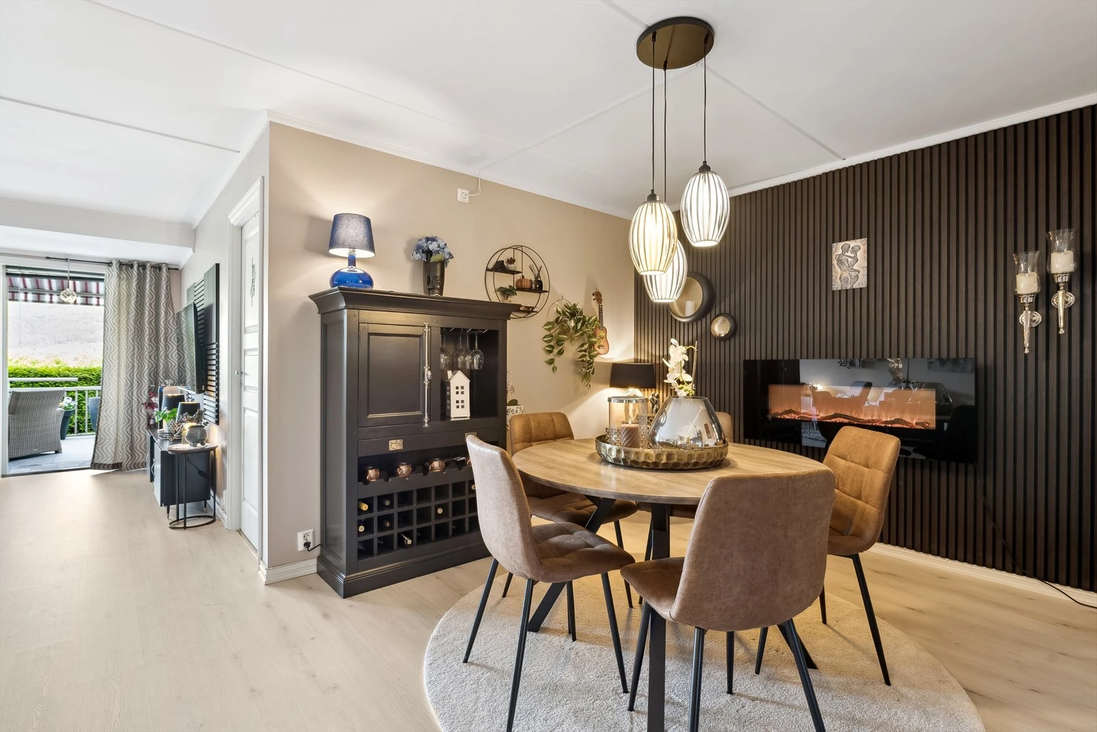 Stuen holder god standard i lyse farger med egen separat spisestue.