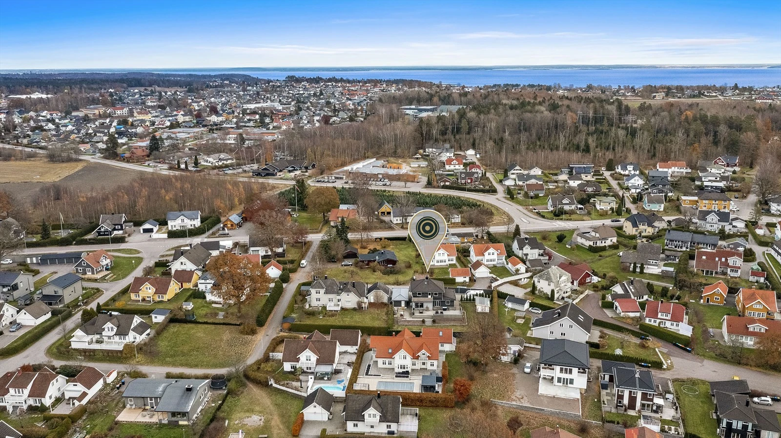 Ikke langt unna ligger kyststien, som byr på vakker natur og god rekreasjon. Det er også kort vei til helårs friluftsmuligheter i lysløyper og fine turområder ved Søndre Slagen kirke. Galleribilde