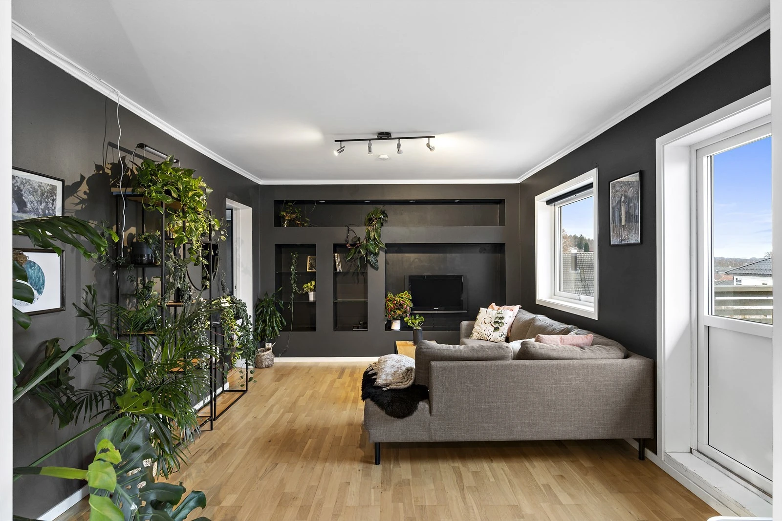 Her er det fint plass til sofaløsning med tilhørende møblement. Galleribilde