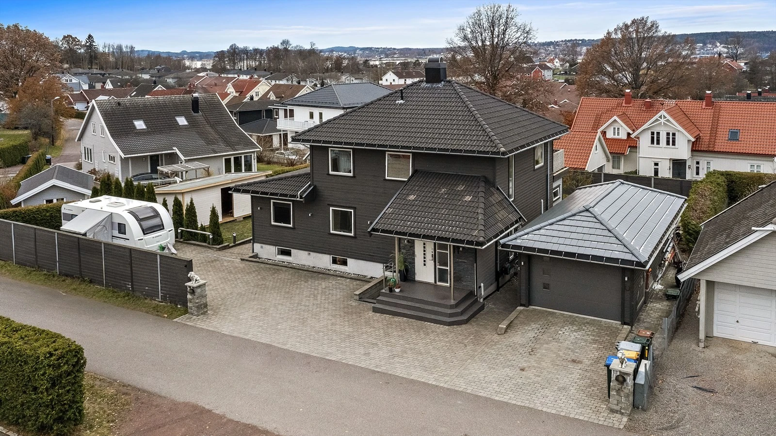 Boligen er innredet / delt inn i 2 leiligheter i tillegg til en innredet kjeller som ikke er søkt om og godkjent. Galleribilde