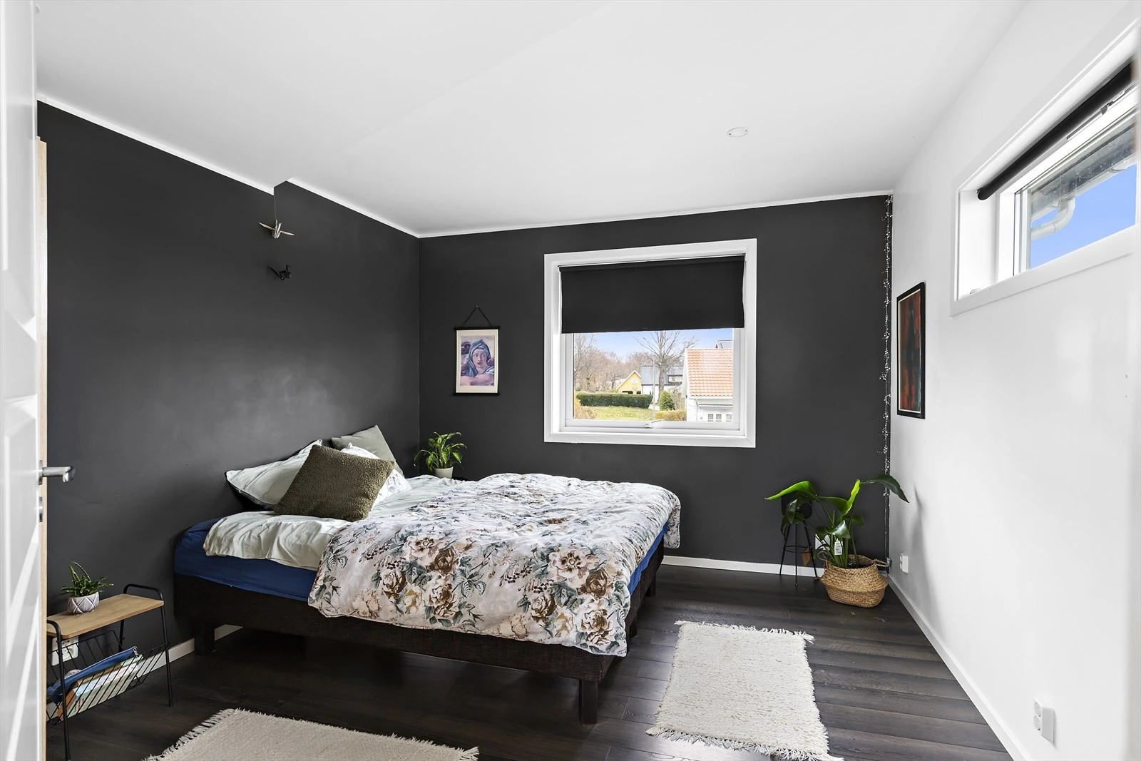 Romslig soverom med plass til både dobbeltseng med tilhørende møblement og garderobeskap. Galleribilde