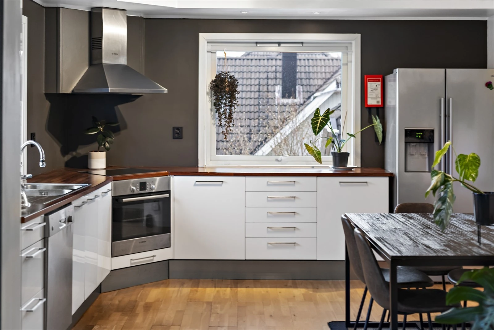 Det er godt med skap- og benkeplass, samt integrert hvitevarer som koketopp, stekeovn og oppvaskmaskin. Galleribilde