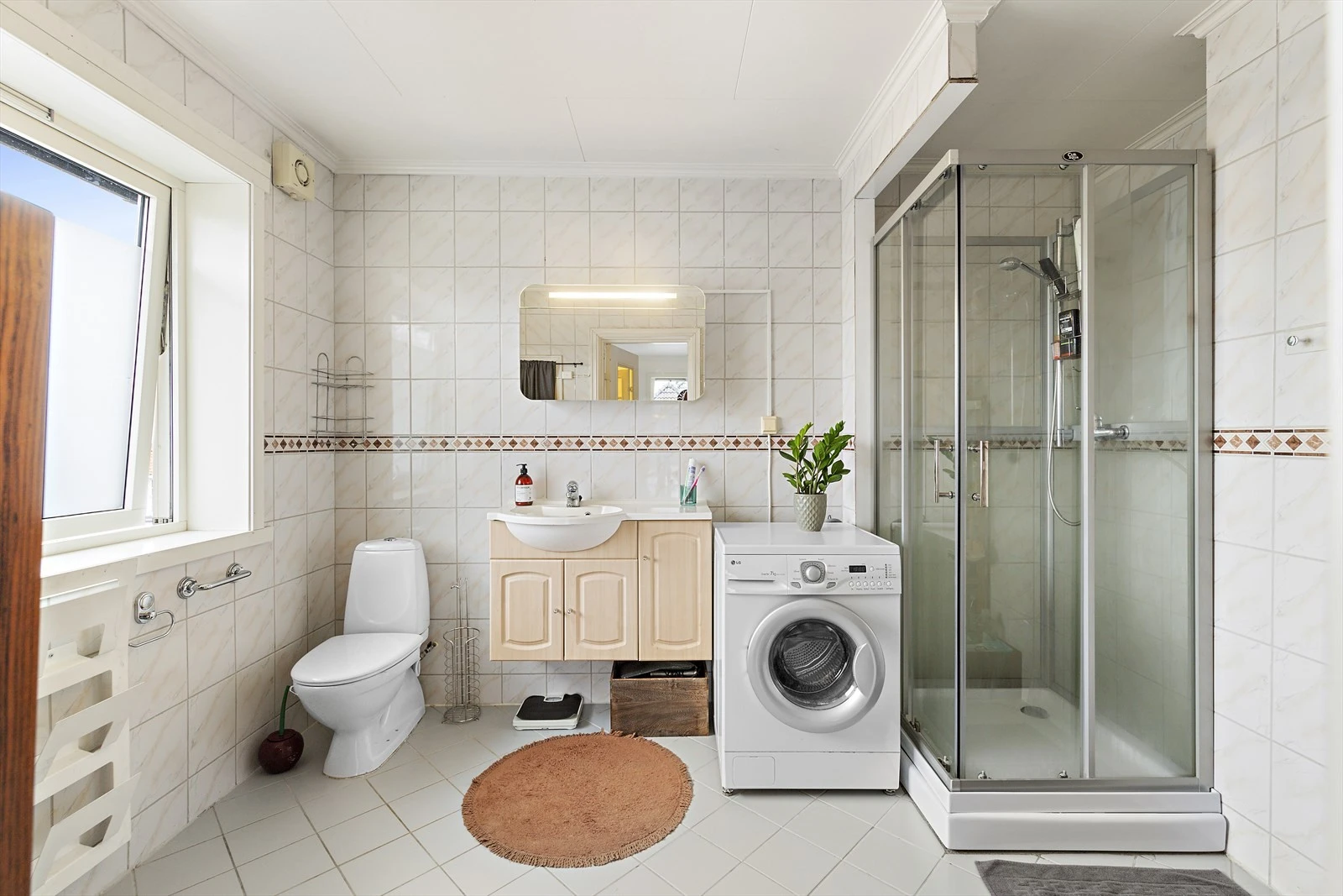 Badet er oppgradert rundt 2005 med overflater av fliser på gulv og vegger. Galleribilde