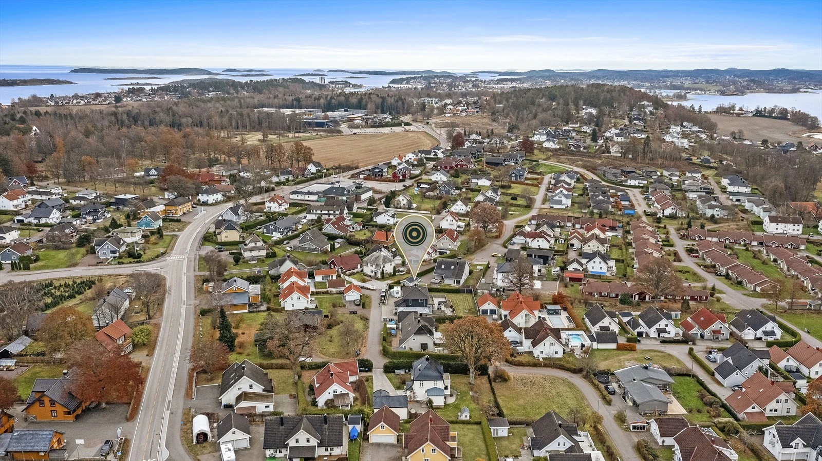 Tønsberg sentrum ligger ca. 3-4 km unna, med alt av bymessige fasiliteter. Galleribilde