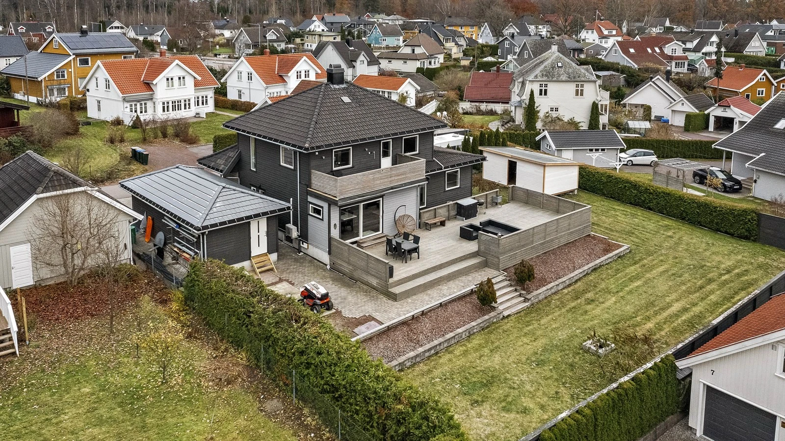 Stor selveiertomt med pent opparbeidet, felles hage for seksjonene. Galleribilde