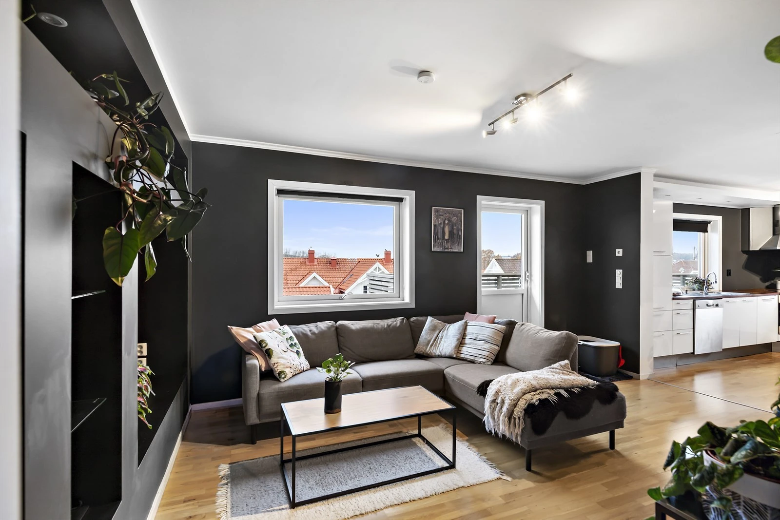 Stue og kjøkken i åpen løsning som danner et sosialt og fint allrom. Galleribilde