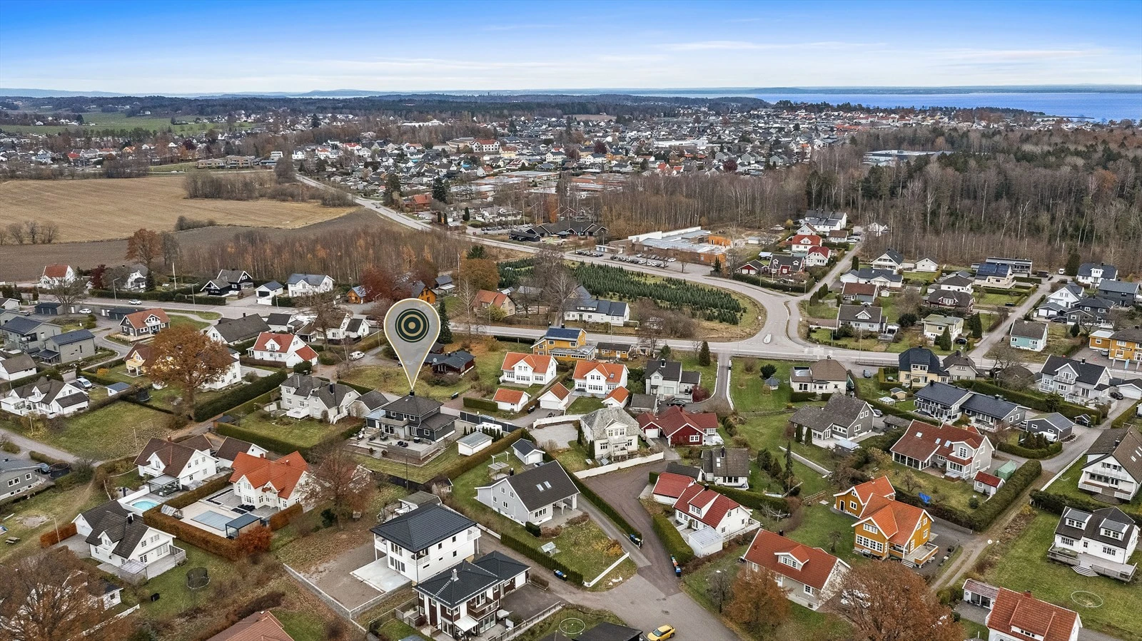 Det er gangavstand til flere barnehager og barneskoler samt dagligvare Råel og Tolvsrød. Galleribilde