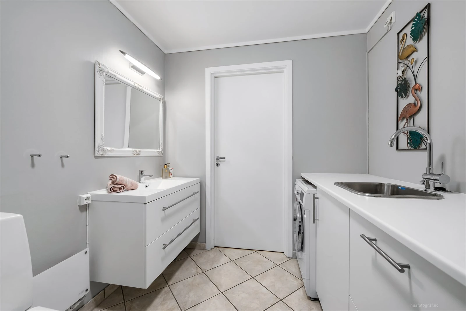 Moderne baderomsinnredning og opplegg for vaskemaskin, romslig bad.