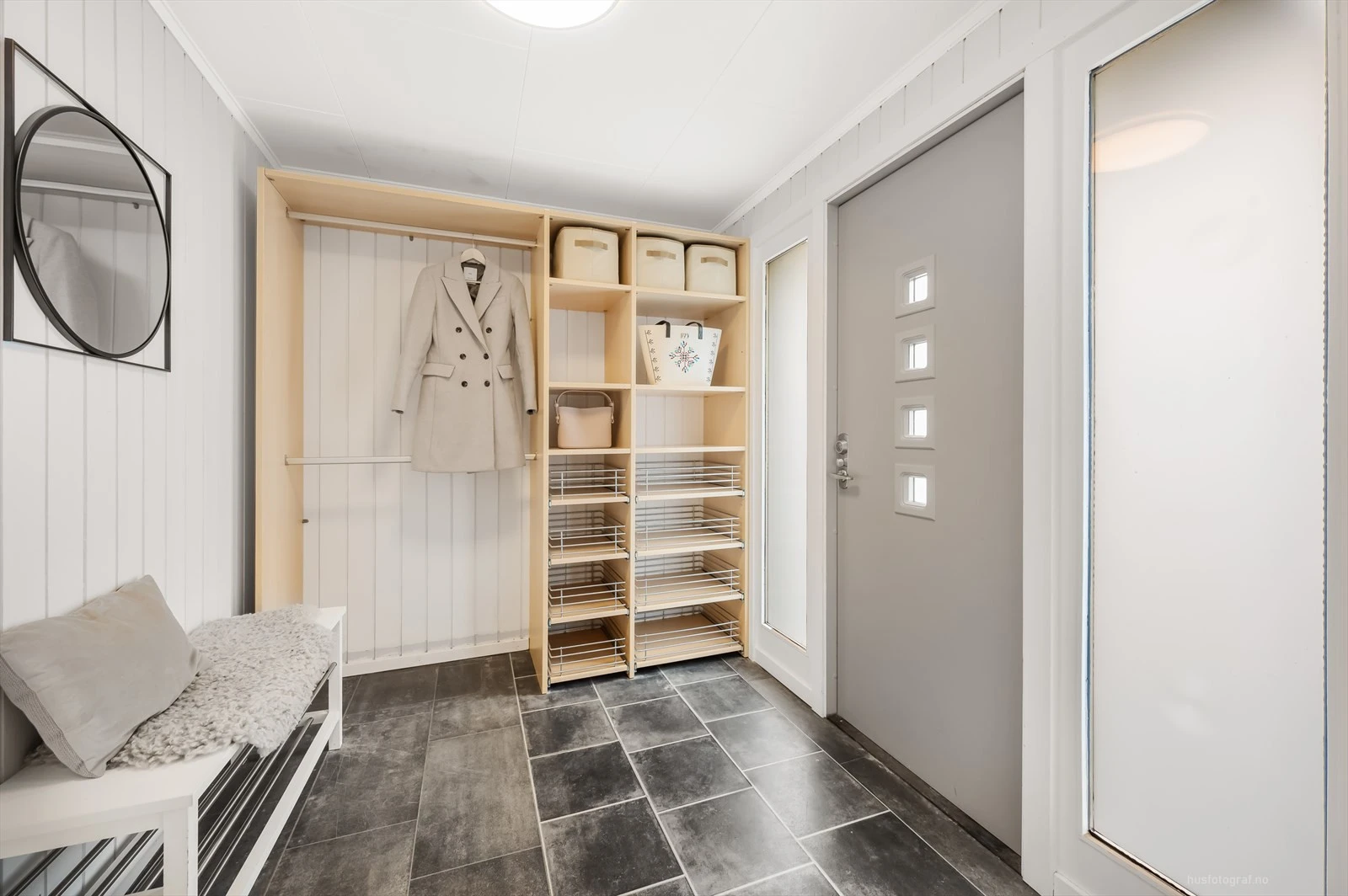 Trivelig og stor gang/hall ønsker deg velkommen