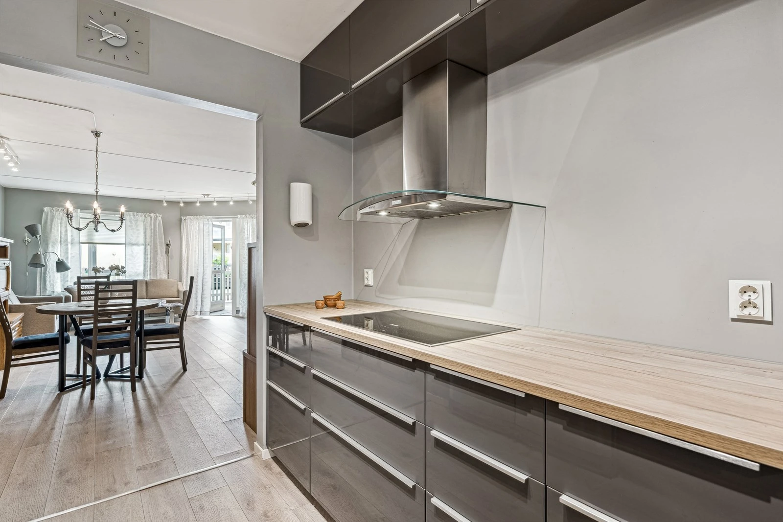Kjøkken fra IKEA med profilerte fronter og benkeplate i laminat.