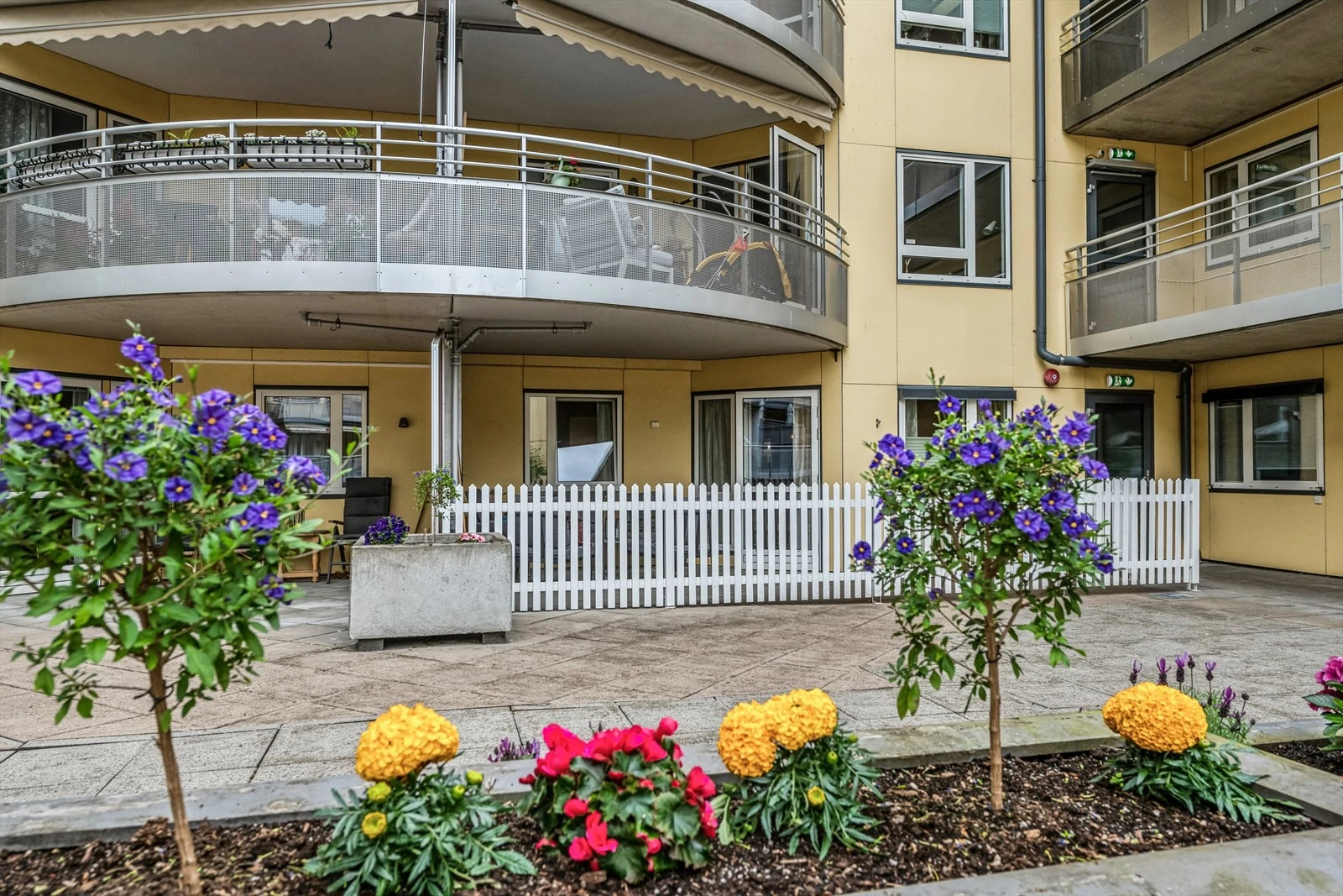 Terrassen vender inn mot pene fellesarealer.