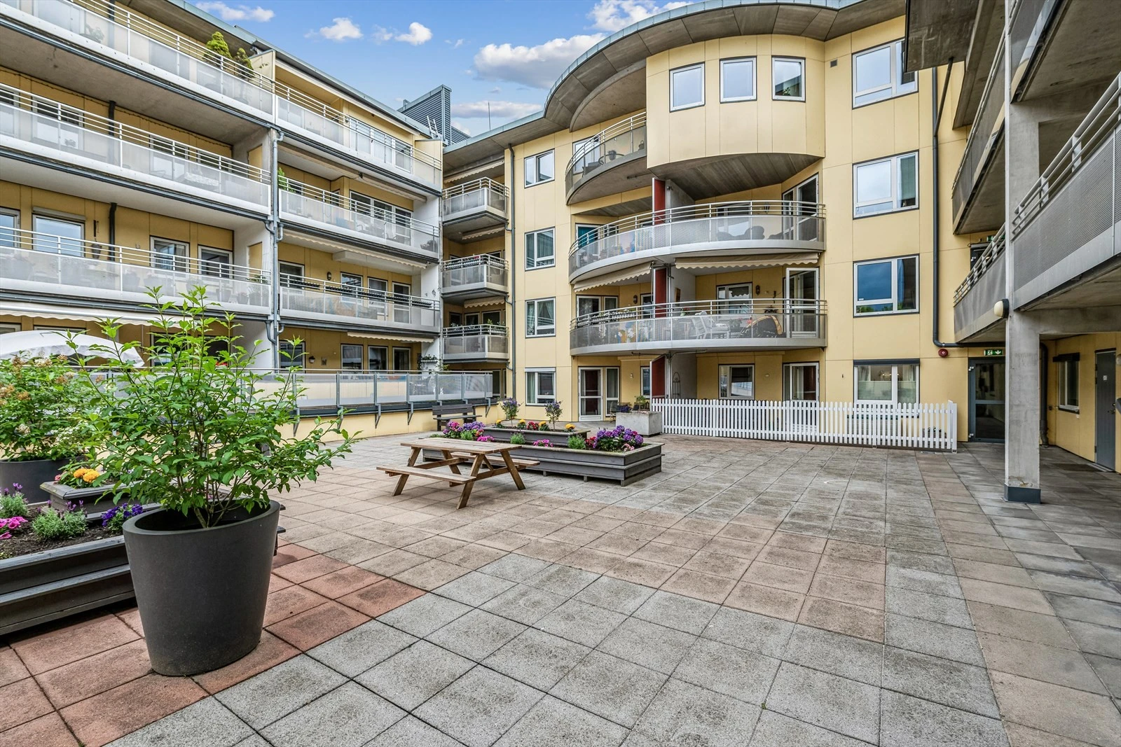 Fellesarealene pent opparbeidet med sittegrupper og beplantning.