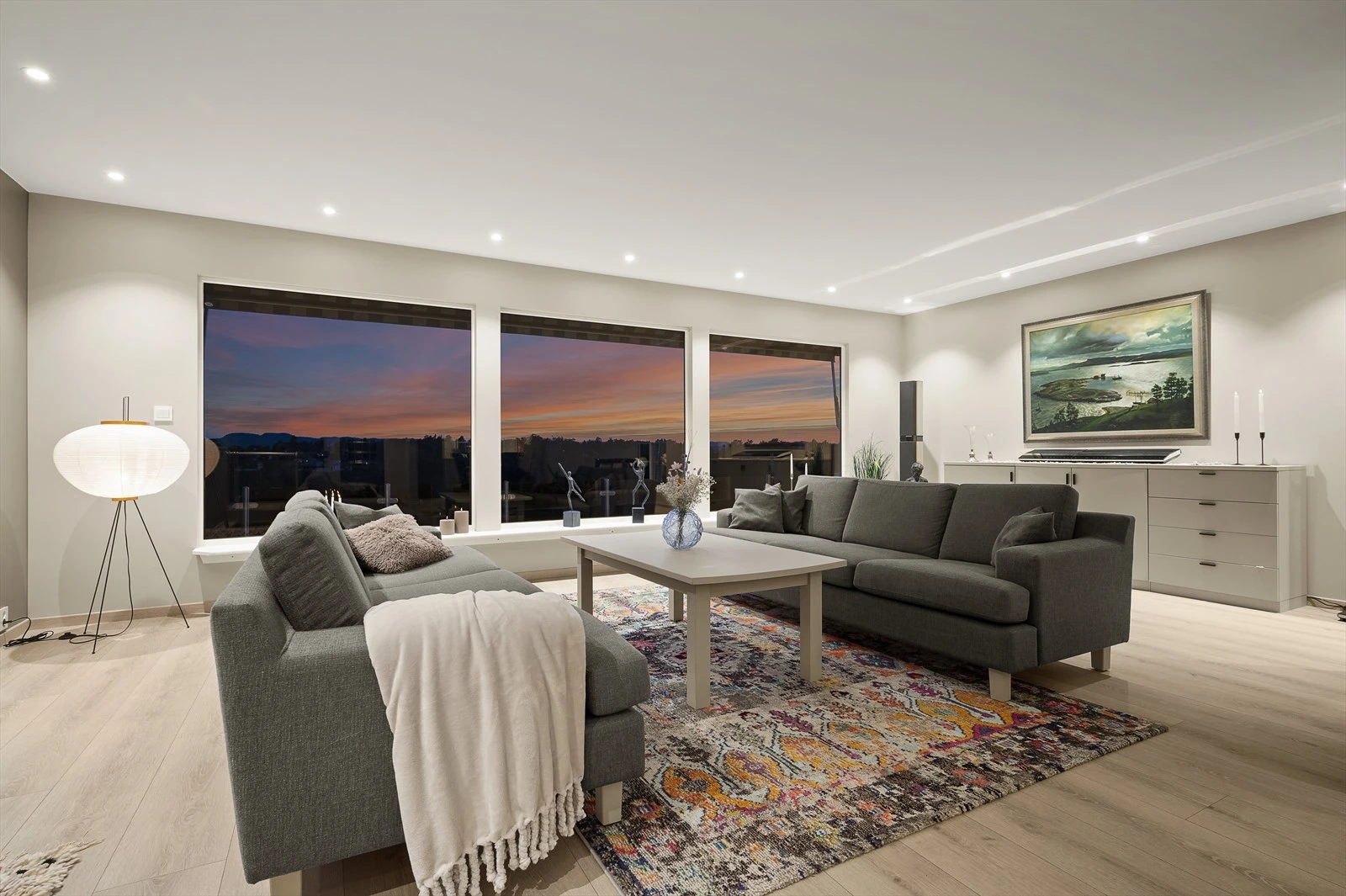 Med en godt opplyst stue, gjør det ingenting at mørket senker seg Galleribilde