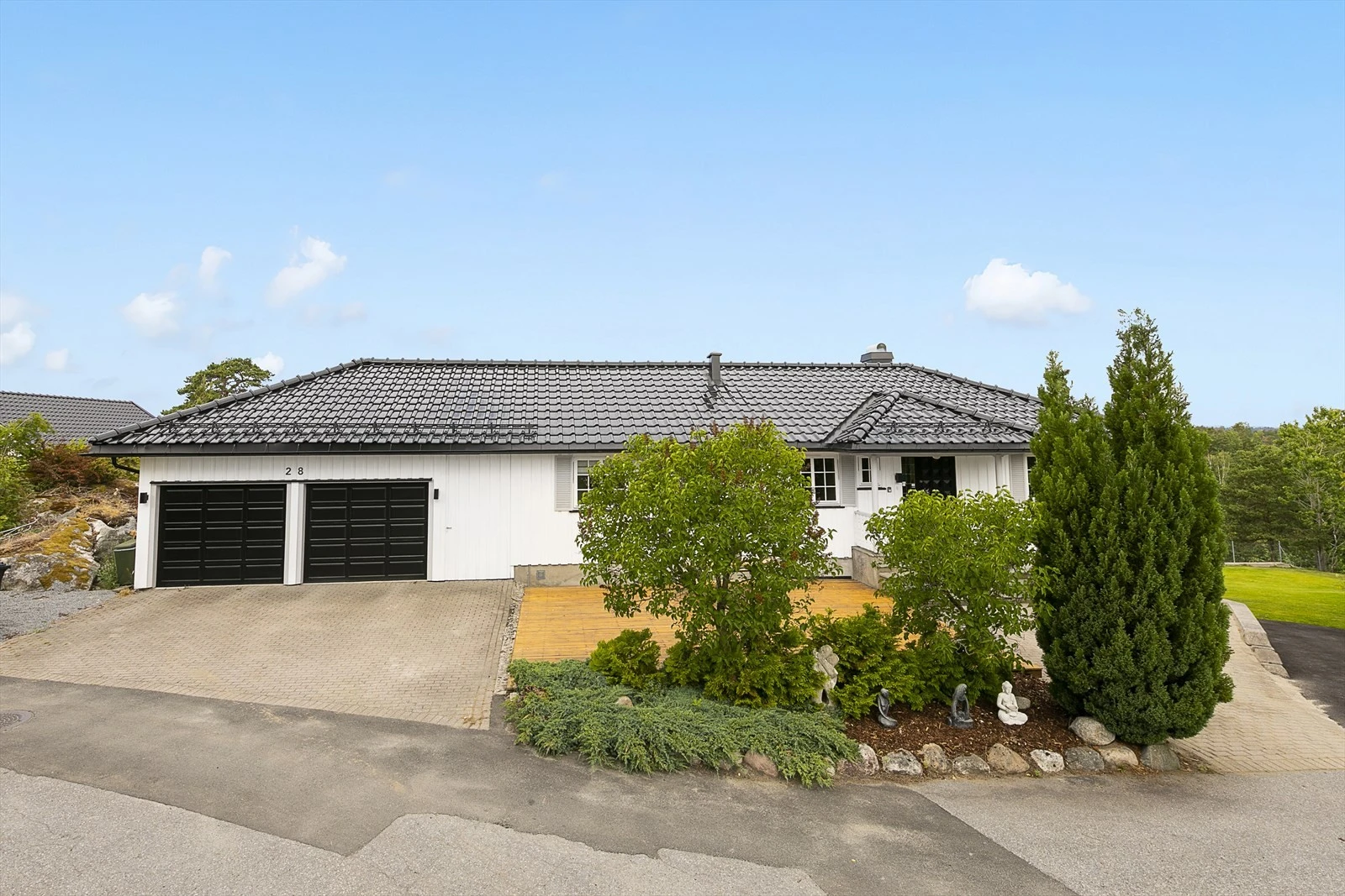 Med dobbel garasje og god plass på gårdsplassen har du plass til flere biler Galleribilde