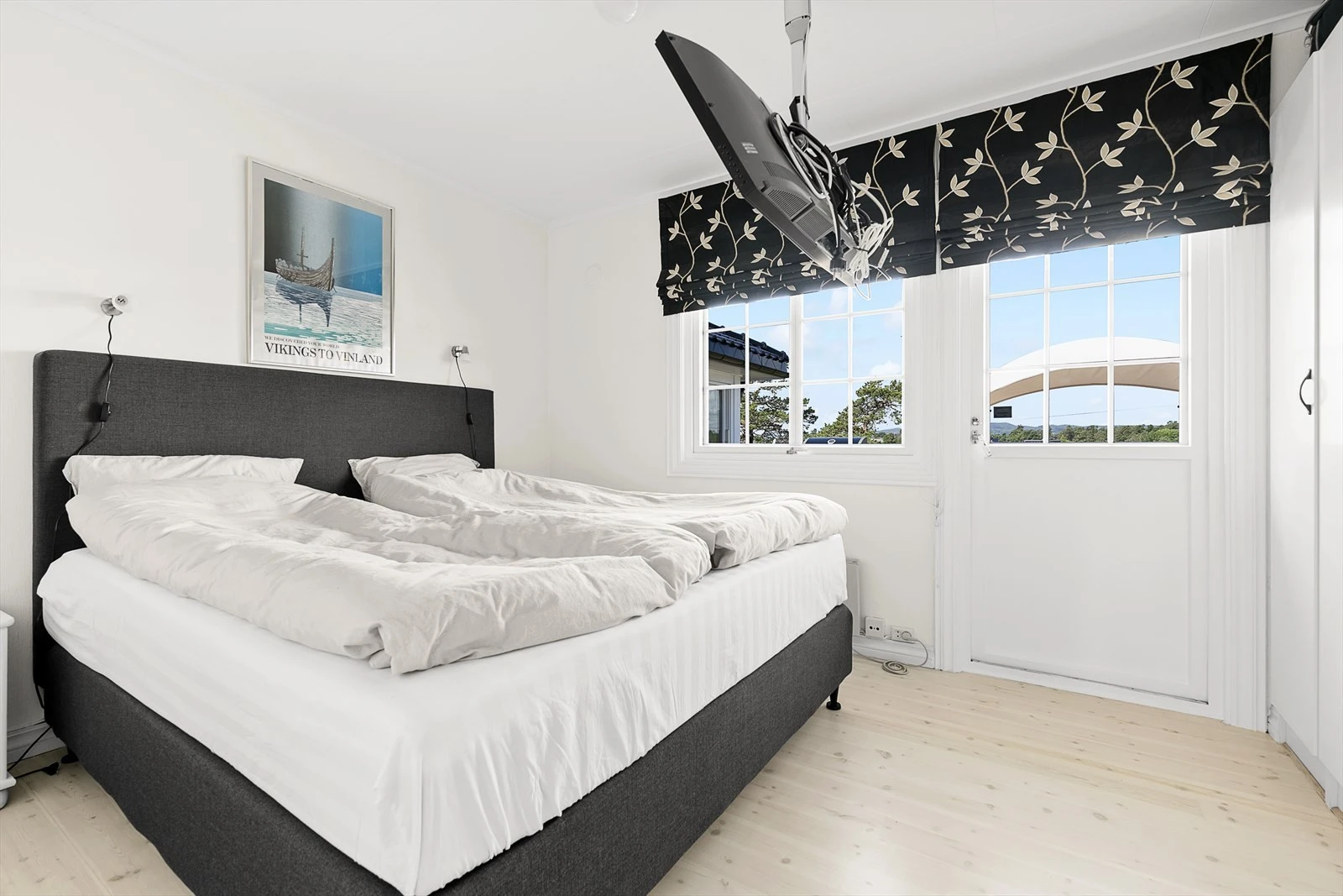 Soverom i første etasje, med utgang til den nydelige verandaen Galleribilde