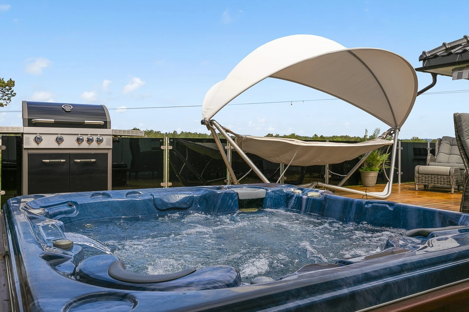 En terrasse det du helt usjenert kan nyte både sol, utsikt og et deilig bad i jacuzzien Galleribilde