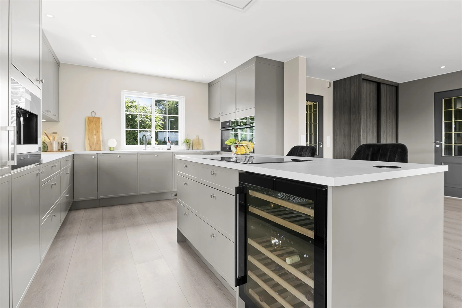 Nytt og flott høykvalitetskjøkken fra Strai, med hvitevarer av meget god kvalitet. Her har du også det lille ekstra med kaffemaskin og vinskap. Galleribilde