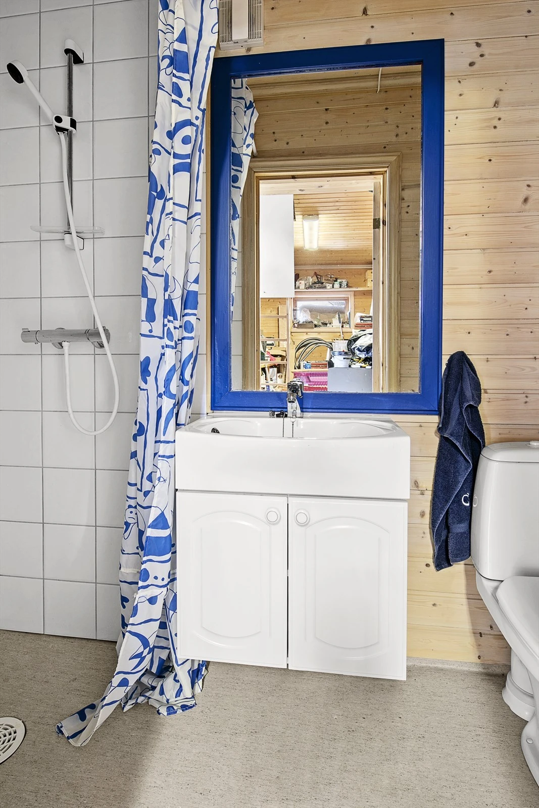 Fra garasjen og inn i huset er det et eget lite bad med dusj, servant og toalett Galleribilde