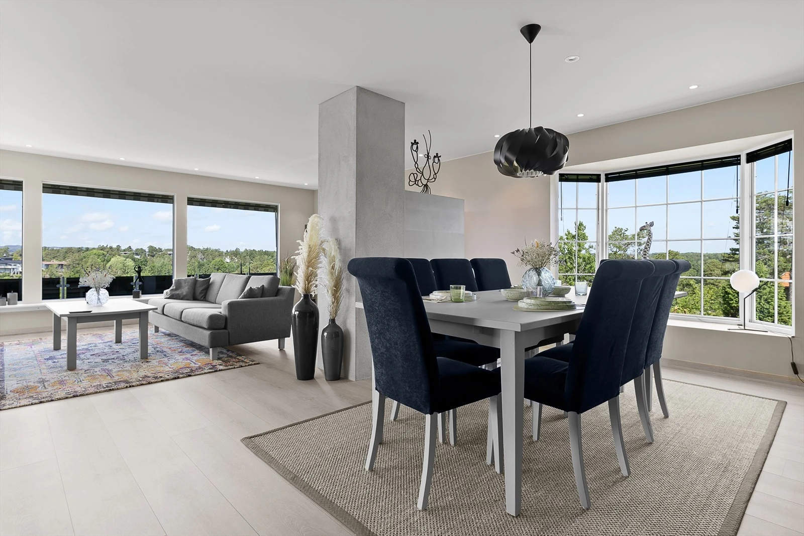 Fin og romslig spisestueplass med flott gjennomgående peis Galleribilde