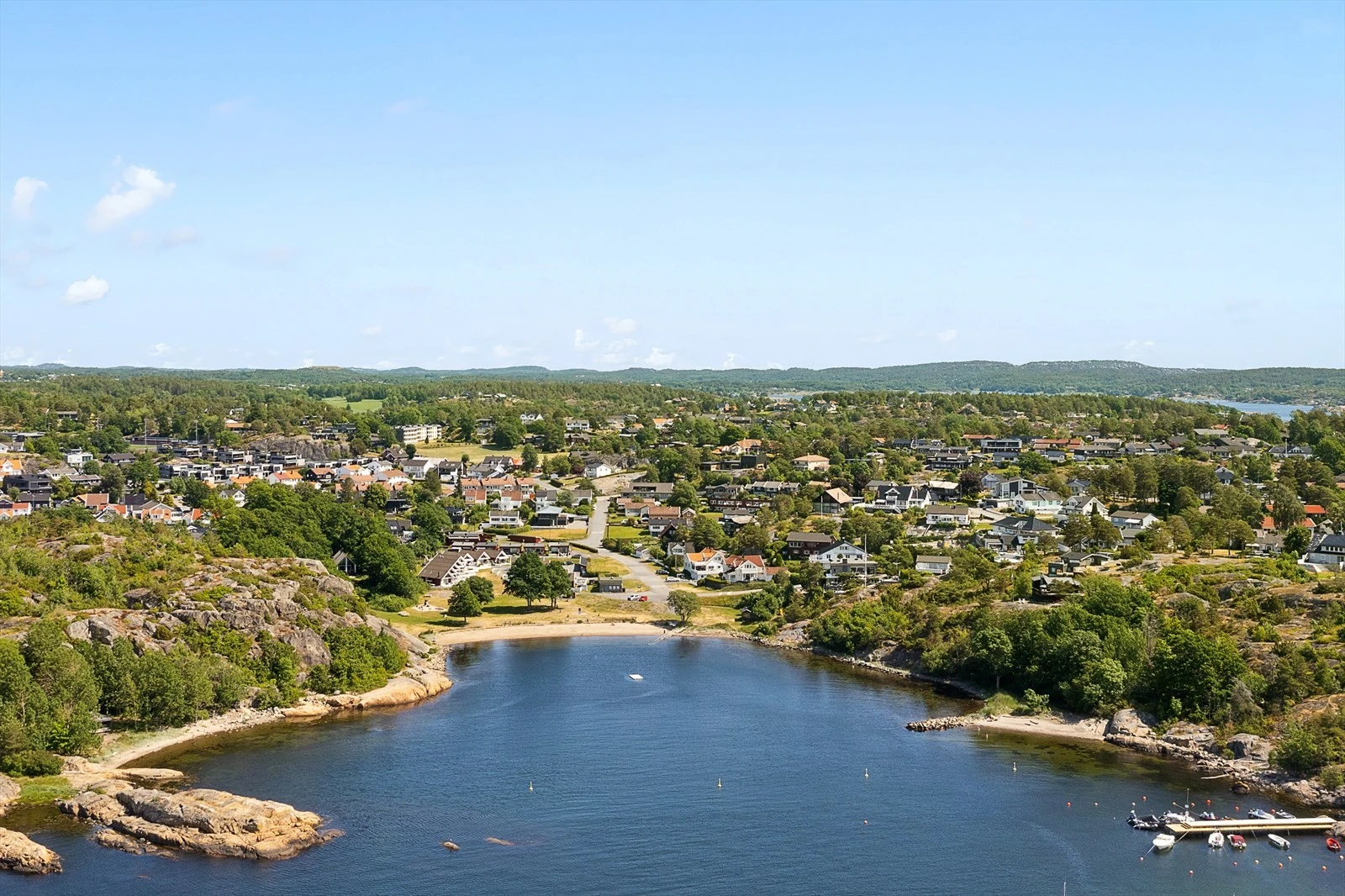 Nærområde, flotte Rekkeviksbukta med stor sandstrand, store grøntarealer og flotte svaberg på kjeholmen Galleribilde