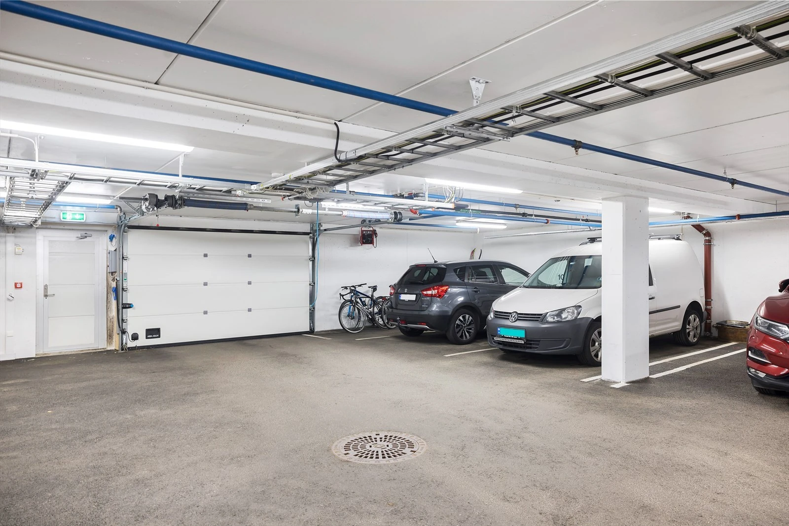 Parkeringsplass i felles garasjekjeller Galleribilde