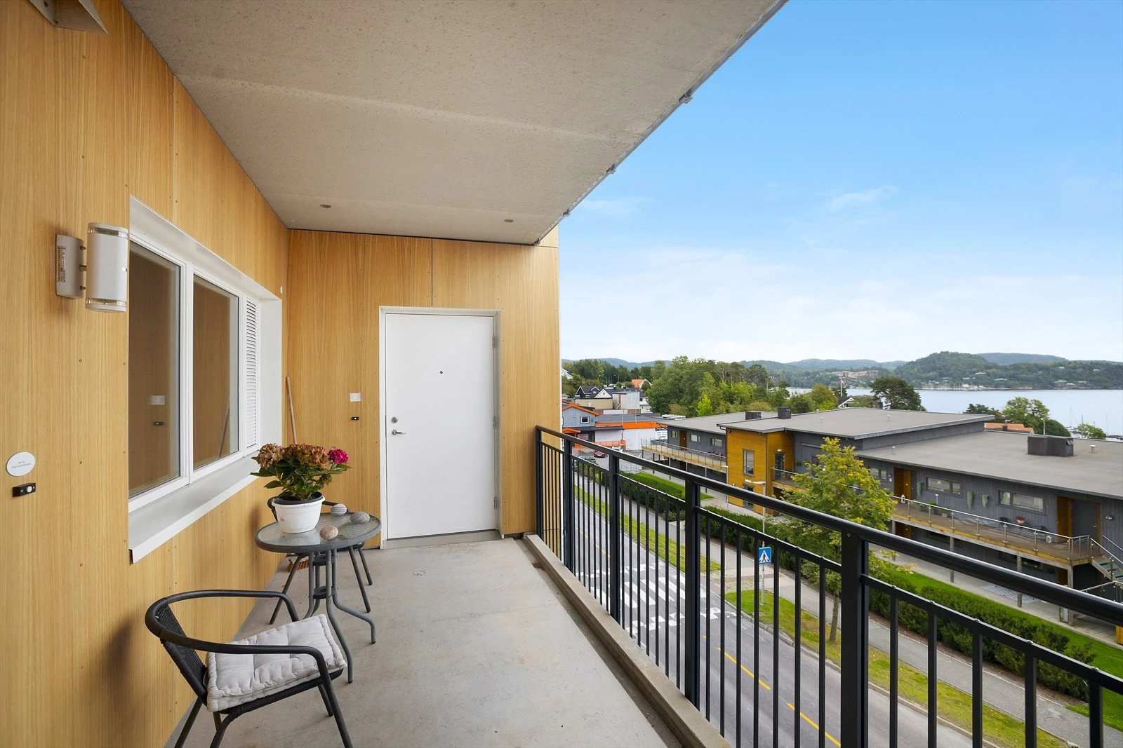 Koselig uteplass ved inngangspartiet Galleribilde