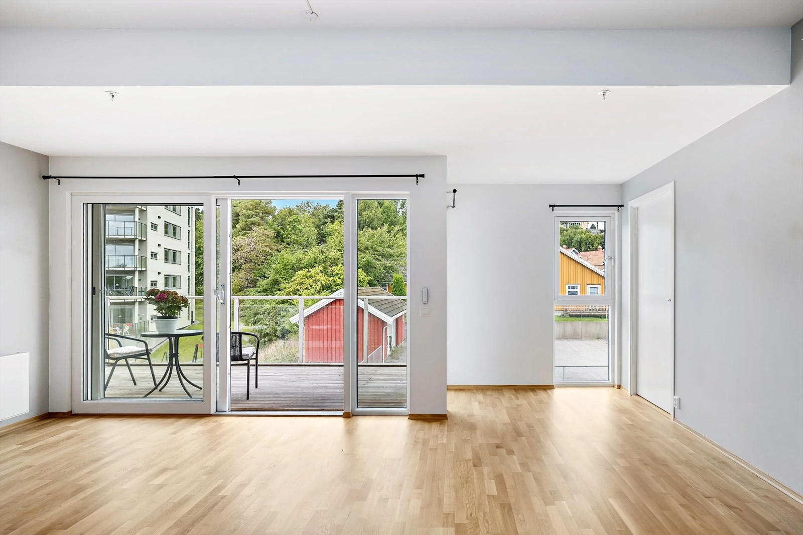 Store vindusflater og skyvedør gir en god romfølelse Galleribilde