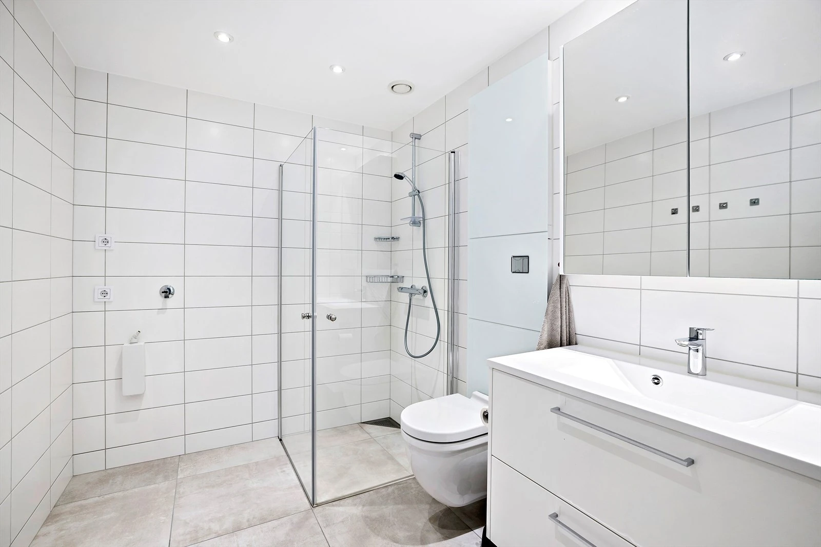 Delikat baderom med opplegg for vaskemaskin Galleribilde