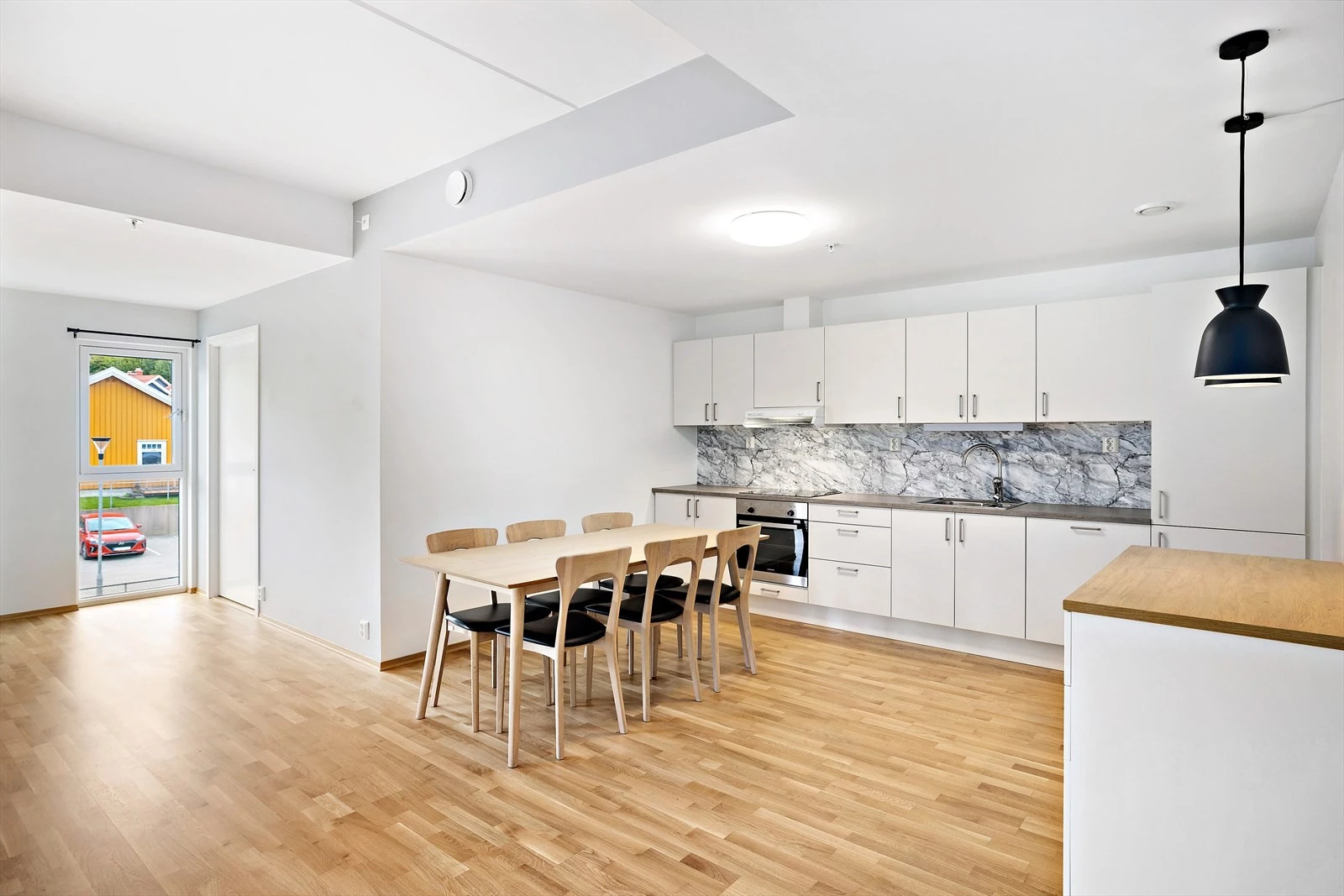 Romslig kjøkken med plass til spisegruppe Galleribilde