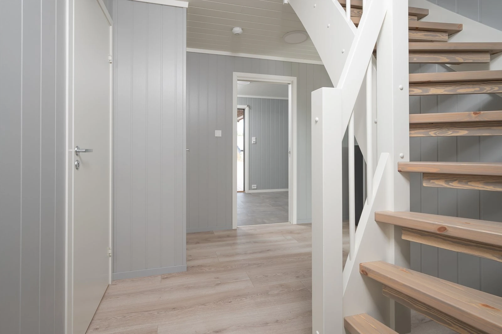 Hall med Daikin varmepumpe og trapp til loft Galleribilde