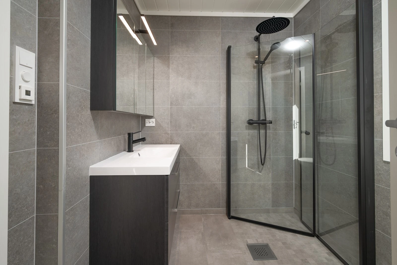 Stilren innredning og påkostet regndusj Galleribilde