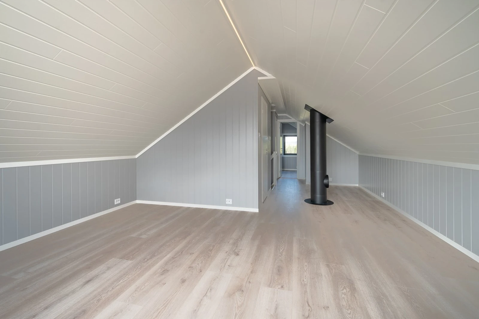 Stålpipe og LED-stripe i himling Galleribilde