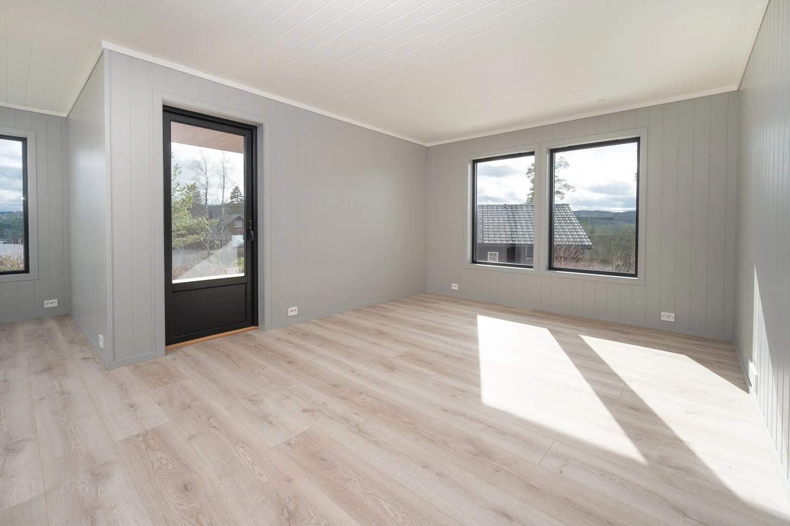 Store vindusflater gir godt med naturlig lys Galleribilde