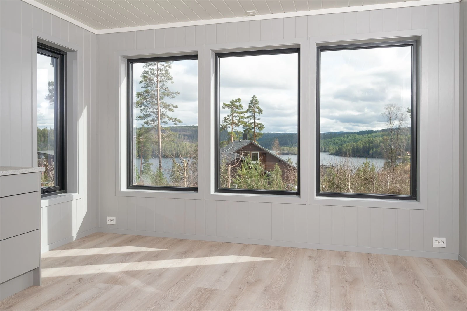 Naturlig plass for spisebord ved vindu Galleribilde