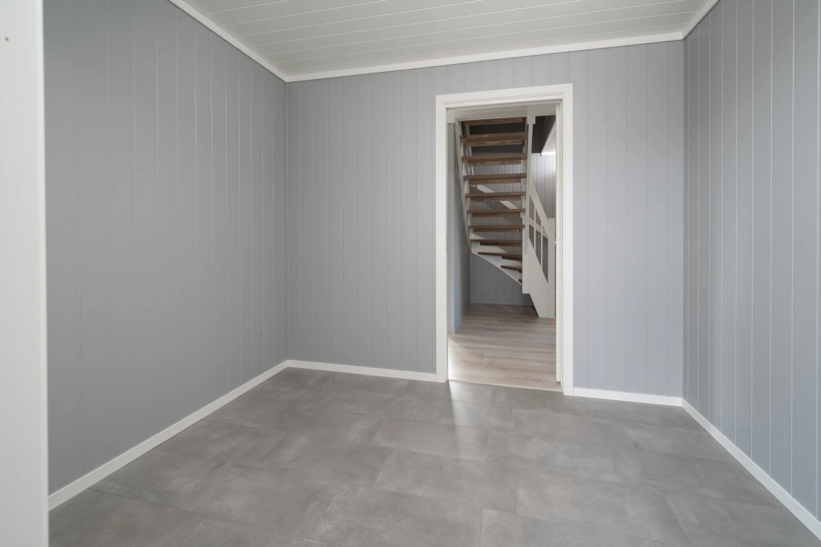 Romslig entré med fliser og varmekabler Galleribilde