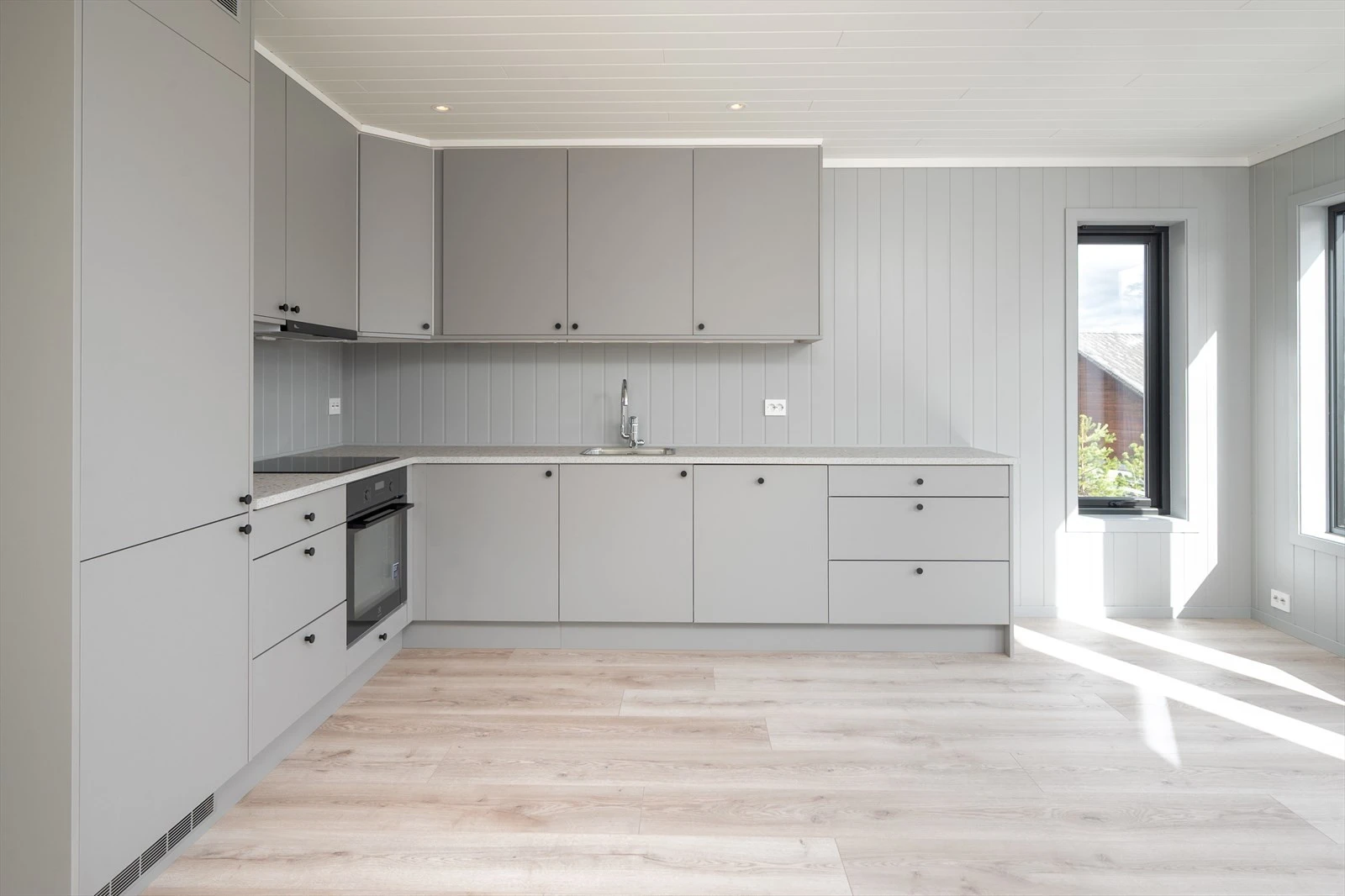 Stilrent kjøkken med rikelig skap- og benkeplass Galleribilde